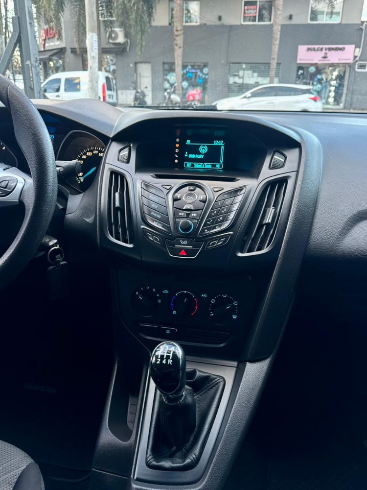 Ford Focus 1.6 S SEDAN — foto 11